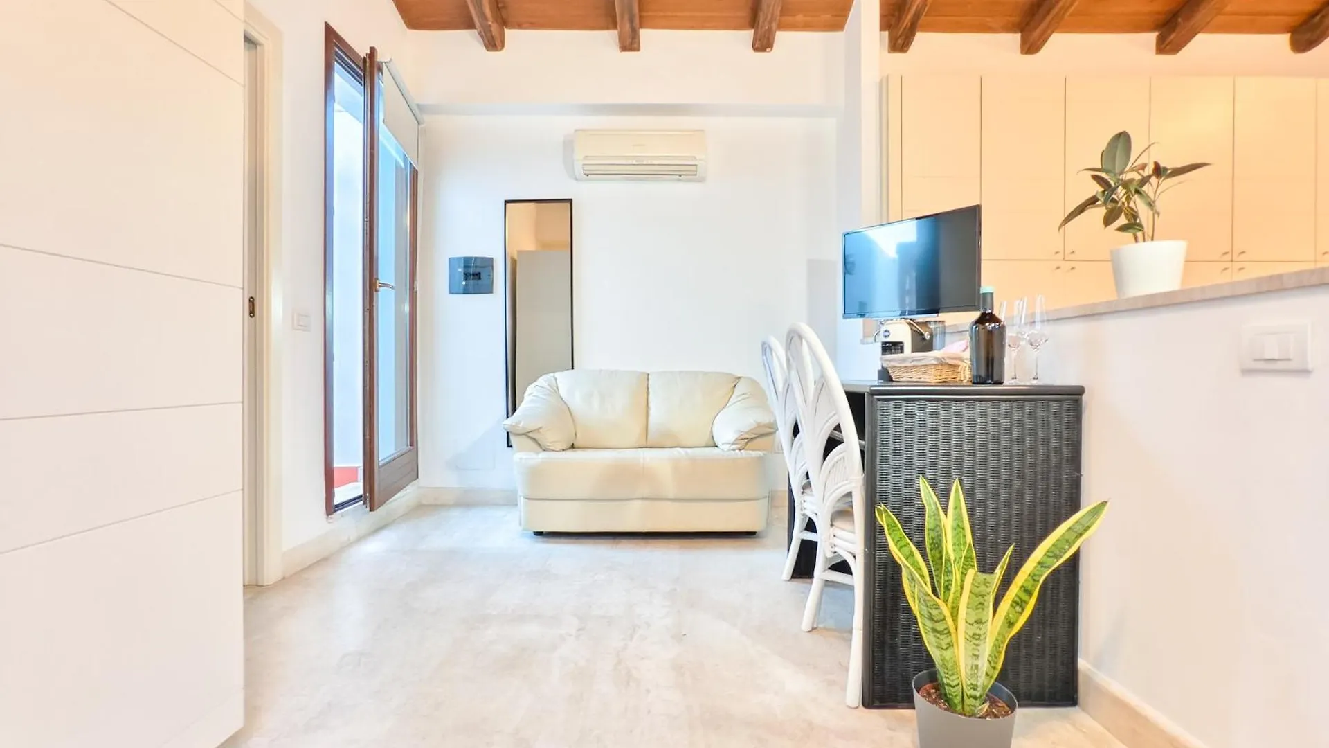 Oidu - Cagliari Suites 0*,  Italia